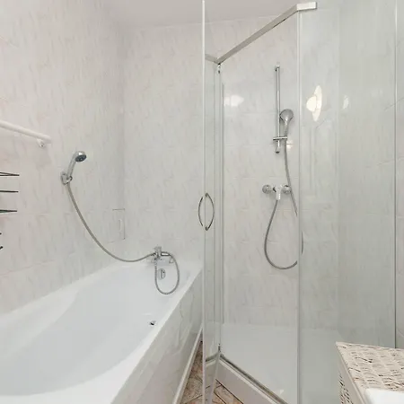 Apartment Plac Neptuna Bright With Balcony By Renters Miedzyzdroje