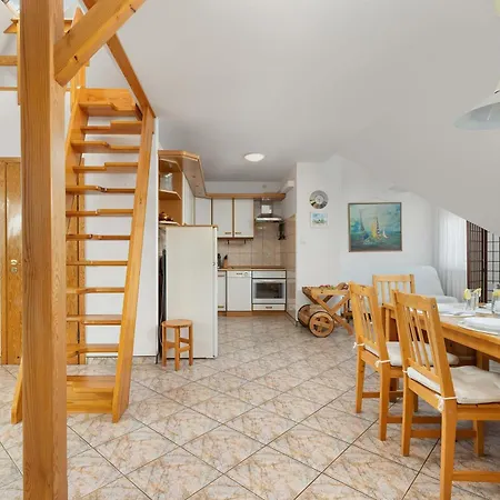 Plac Neptuna Bright With Balcony By Renters *